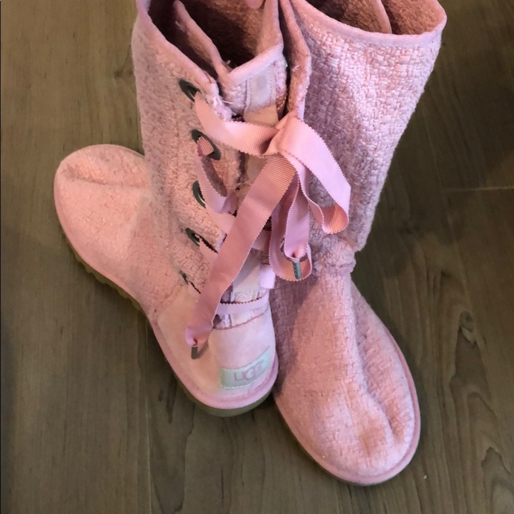 UGGS - Picture 2 of 4
